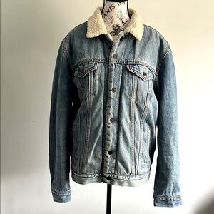 Levi’s Sherpa Trucker Jacket – Naturally Distressed